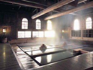 群馬県内には温泉が豊富。写真はみなかみ町の法師温泉の総檜づうりの浴槽（写真提供/観光群馬写真館　https://gunma-kanko.jp/）