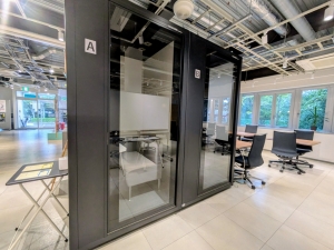 リモートでの打合せに適したボックスが２台設置されている