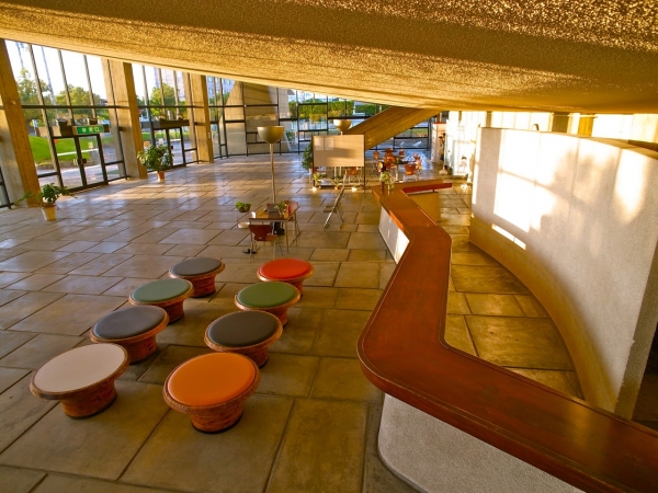 船のようなフォルムの曲線部分を生かしたファサード