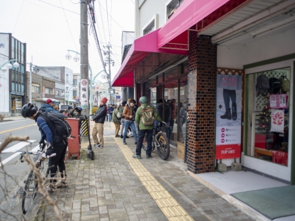 日常的な下辰野商店街の様子。ただ、こうした状況は地方ならどこにでもある風景だ（筆者撮影）
