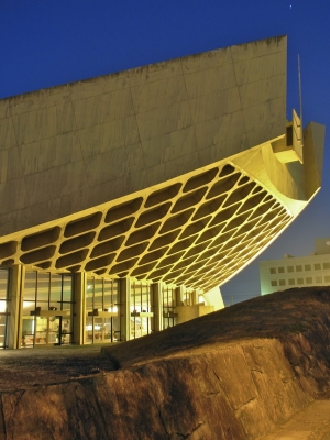 船のようなフォルムの曲線部分を生かしたファサード