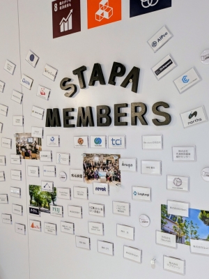 施設内にコンビニが欲しいという入居者の要望で、無人の売店ができた。小腹が空いた際に、電子決済で購入できて好評だ