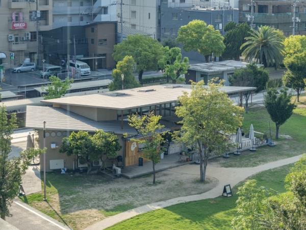まなびの館ローズコムから見た福山市中央公園の東屋（四阿）