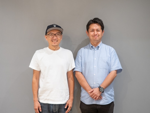 まなびの館ローズコムから見た福山市中央公園の芝生の社会実験の様子。手前側が天然芝ゾーン、奥側が人工芝ゾーン
