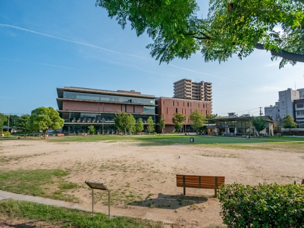 まなびの館ローズコムから見た福山市中央公園