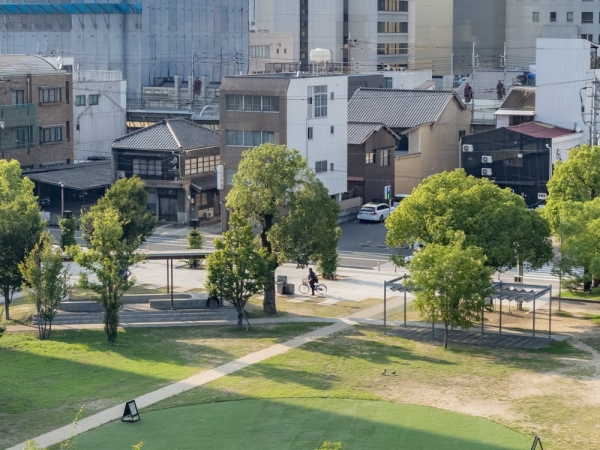 まなびの館ローズコムから見た福山市中央公園の東屋（四阿）