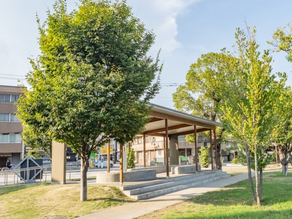 まなびの館ローズコムから見た福山市中央公園の東屋（四阿）