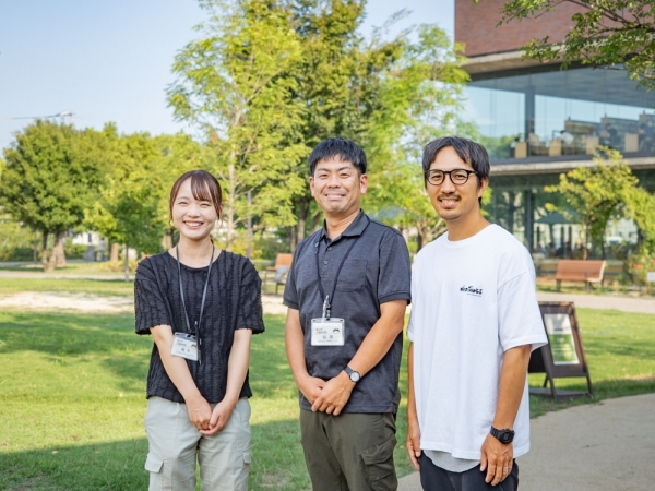 まなびの館ローズコムから見た福山市中央公園の東屋（四阿）