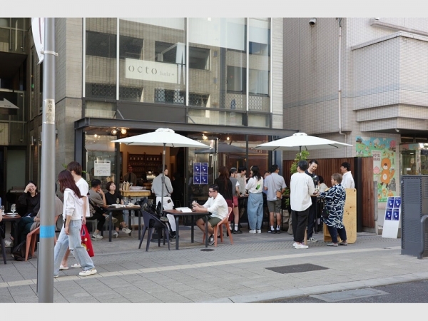 再整備後の路面。写真右側の山形デザインの路面が、占用可能な区域。左側の四角い路面は、歩行者通行区域