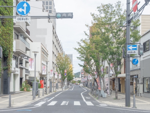 再整備後の路面。写真右側の山形デザインの路面が、占用可能な区域。左側の四角い路面は、歩行者通行区域