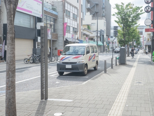 再整備後の路面。写真右側の山形デザインの路面が、占用可能な区域。左側の四角い路面は、歩行者通行区域