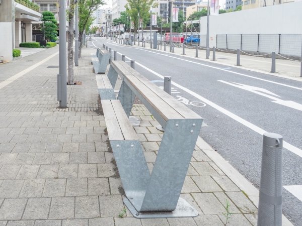 街路樹と街灯が一直線に配置されていることで、開放感のある雰囲気に
