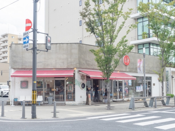 2001年の県庁通り時代から営業するドリンク店「マルゴデリ」