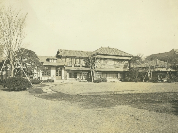 洋館の広間（写真：宮沢洋）