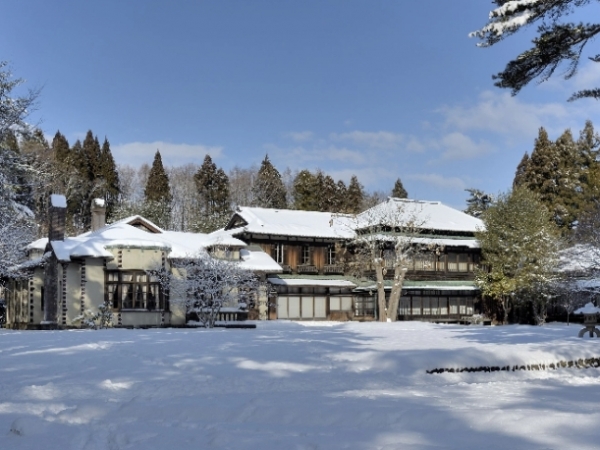 青森県六戸町にあったときの旧渋沢邸（写真：NARU建築写真事務所）