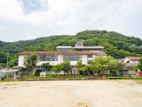 笠岡市大島中にある「シェアアトリエ 海の校舎」。旧・笠岡市立大島東小学校・同幼稚園を活用し、アーティスト・クリエイター・ものづくりの職人などの事業者専用シェアアトリエに。海が一望できる景観や、歴史を感じる趣ある校舎が特徴