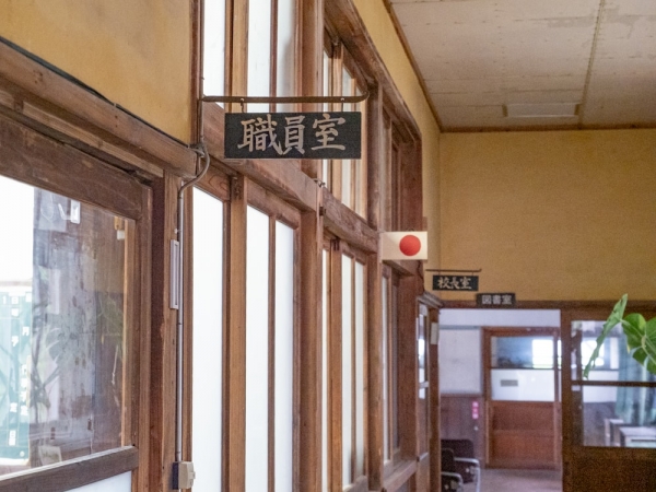 2舎は海の校舎でもっとも古い1949年（昭和24年）の建物。もともと校庭の場所にあったが、1962年（昭和37年）に移築した。同じ木造校舎でも、1舎とは違った趣がある