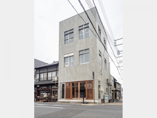 笠岡市大島中にある「シェアアトリエ 海の校舎」。旧・笠岡市立大島東小学校・同幼稚園を活用し、アーティスト・クリエイター・ものづくりの職人などの事業者専用シェアアトリエに。海が一望できる景観や、歴史を感じる趣ある校舎が特徴