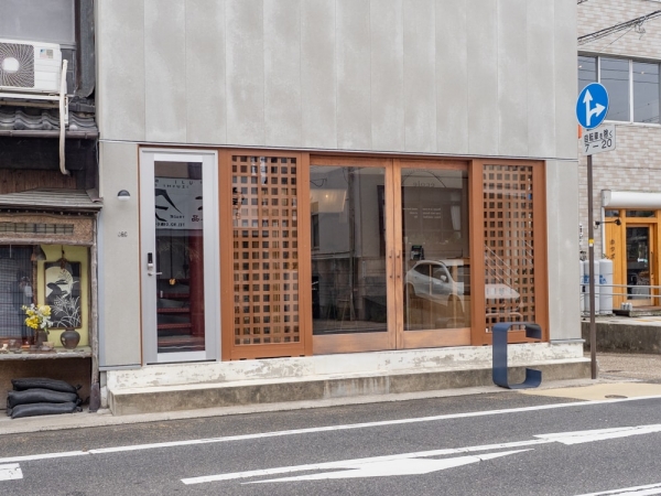 C&Cのエントランス。築95年とは思えないスタイリッシュな印象だ