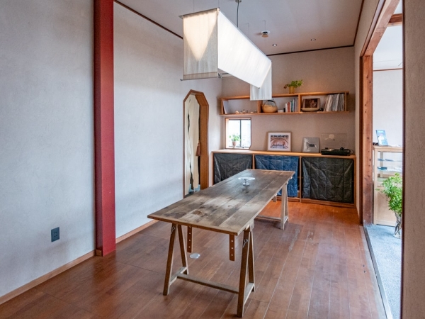 C&Cのエントランス。築95年とは思えないスタイリッシュな印象だ