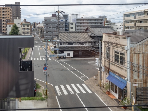 C&Cのエントランス。築95年とは思えないスタイリッシュな印象だ