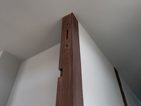 取材時に見学した客室。左上：ベッド。右上：藍染めのカーテン。ほどよい色落ち具合になっている。左下：テーブル・椅子は特注品。右下：岡山が誇る伝統工芸・備前焼でできた洗面ボウル