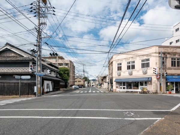 取材時に見学した客室。左上：ベッド。右上：藍染めのカーテン。ほどよい色落ち具合になっている。左下：テーブル・椅子は特注品。右下：岡山が誇る伝統工芸・備前焼でできた洗面ボウル