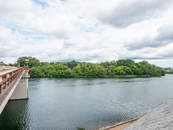 笠岡市大島中にある「シェアアトリエ 海の校舎」。旧・笠岡市立大島東小学校・同幼稚園を活用し、アーティスト・クリエイター・ものづくりの職人などの事業者専用シェアアトリエに。海が一望できる景観や、歴史を感じる趣ある校舎が特徴