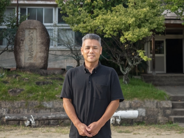 海の校舎の外観と校庭。校舎は南から北へ3棟が並び、幼稚園舎も併設。海沿いの傾斜地に立地しているため、3棟の校舎は南側の1舎から北側の3舎へ次第に高くなる構造になっている