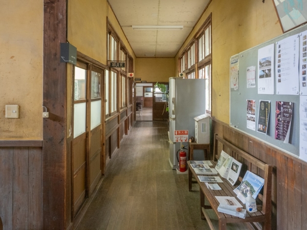 海の校舎の外観と校庭。校舎は南から北へ3棟が並び、幼稚園舎も併設。海沿いの傾斜地に立地しているため、3棟の校舎は南側の1舎から北側の3舎へ次第に高くなる構造になっている