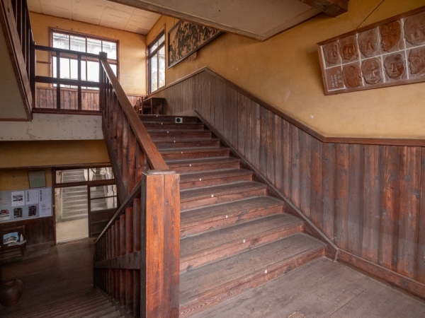 海の校舎の外観と校庭。校舎は南から北へ3棟が並び、幼稚園舎も併設。海沿いの傾斜地に立地しているため、3棟の校舎は南側の1舎から北側の3舎へ次第に高くなる構造になっている