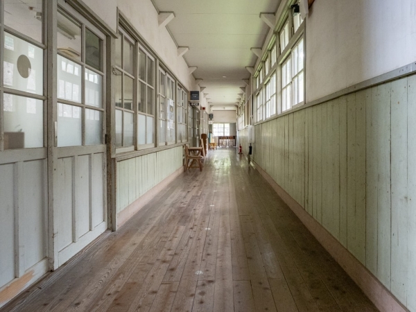 2舎は海の校舎でもっとも古い1949年（昭和24年）の建物。もともと校庭の場所にあったが、1962年（昭和37年）に移築した。同じ木造校舎でも、1舎とは違った趣がある