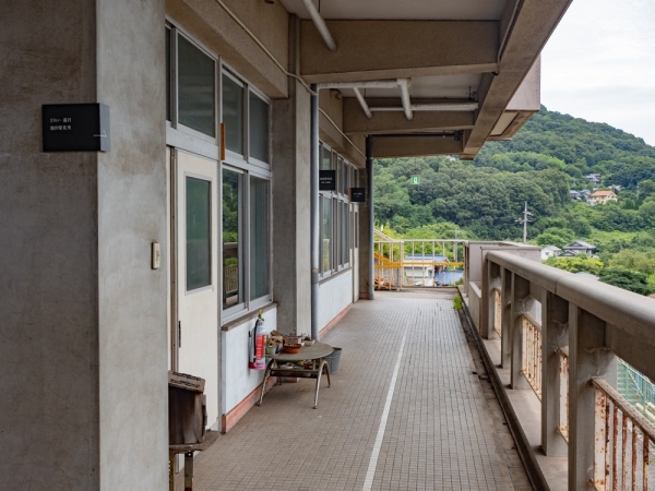 2舎は海の校舎でもっとも古い1949年（昭和24年）の建物。もともと校庭の場所にあったが、1962年（昭和37年）に移築した。同じ木造校舎でも、1舎とは違った趣がある