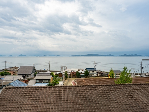 笠岡市大島中にある「シェアアトリエ 海の校舎」。旧・笠岡市立大島東小学校・同幼稚園を活用し、アーティスト・クリエイター・ものづくりの職人などの事業者専用シェアアトリエに。海が一望できる景観や、歴史を感じる趣ある校舎が特徴