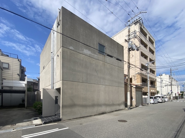 外観。周囲に工場が多いことから、外に対して閉ざすデザインとなった（写真：宮沢洋）