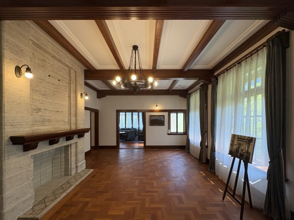 洋館の広間（写真：宮沢洋）