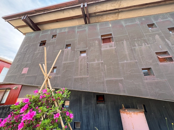 道路側の見上げ。外壁は銅板張り。屋根は「挟み梁」によって外側に張り出している（写真：宮沢洋）