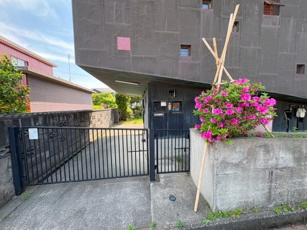 片持ち部分の下に玄関がある。木造とは思えない造形（写真：宮沢洋）