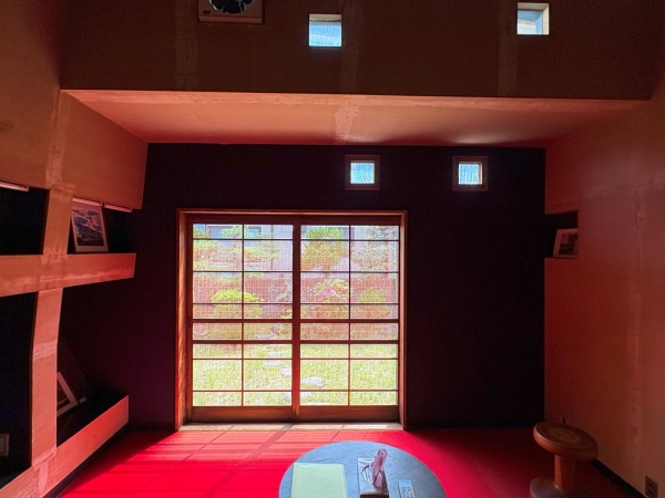 片持ち部分の下に玄関がある。木造とは思えない造形（写真：宮沢洋）