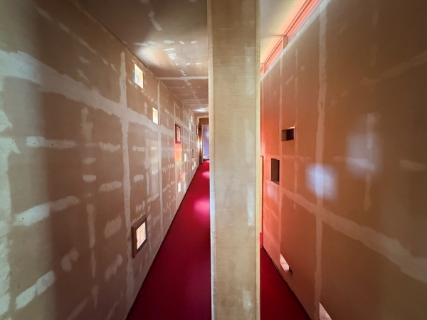 スロープの折り返し部分。左側の上り斜面が道路側で、右の下り斜面が1階の居室側（写真：宮沢洋）