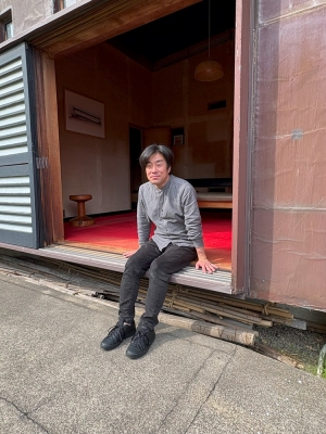 スロープの折り返し部分。左側の上り斜面が道路側で、右の下り斜面が1階の居室側（写真：宮沢洋）