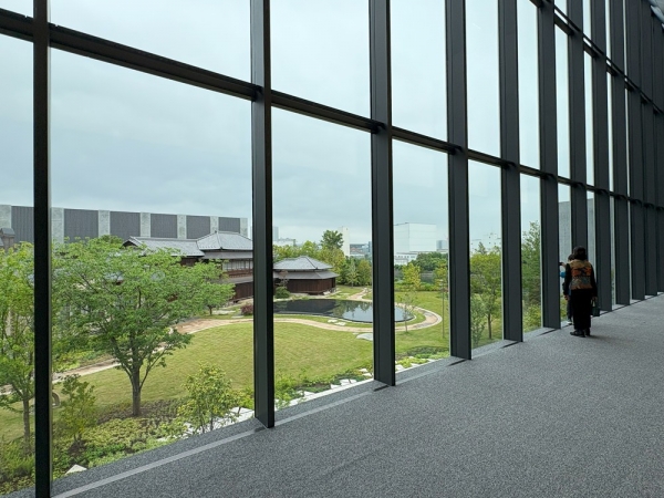 清水建設歴史資料館2階北側の大開口から見下ろす（写真：宮沢洋）