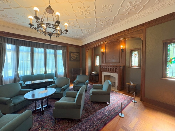 洋館の広間（写真：宮沢洋）