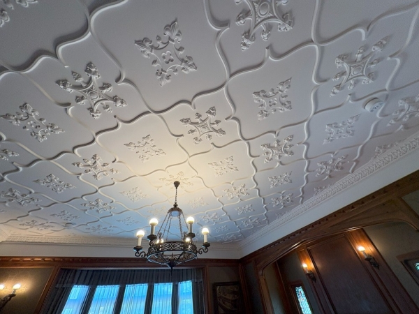 表座敷の小屋組みの補強工事の様子。グレーの鉄骨部材は今回の補強。手前の交差するブレース材はもともとあったものを復原したもの（写真：NARU建築写真事務所）