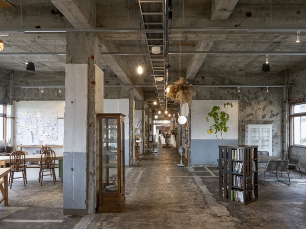 主に施設の運営を担う牛窓テレモークの代表取締役・小林宏志さん（左）、主に管理を担う西舎の代表取締役・打谷直樹さん