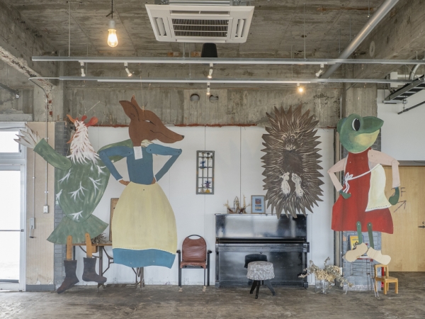 テレモークの名前の由来になった、ロシアの絵本の扉絵の額（左）と、牛窓町ゆかりの西郷竹彦が翻訳した絵本『ちいさいおしろ』（右）