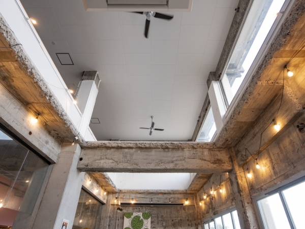 テレモークの名前の由来になった、ロシアの絵本の扉絵の額（左）と、牛窓町ゆかりの西郷竹彦が翻訳した絵本『ちいさいおしろ』（右）