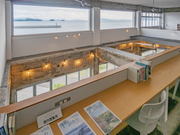 テレモークの名前の由来になった、ロシアの絵本の扉絵の額（左）と、牛窓町ゆかりの西郷竹彦が翻訳した絵本『ちいさいおしろ』（右）