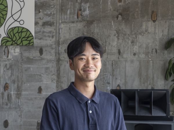 館内には共用の休憩スペースがたくさん配置されている。飲食店での食事はもちろん、休んだり話をしたりするだけでも利用できる