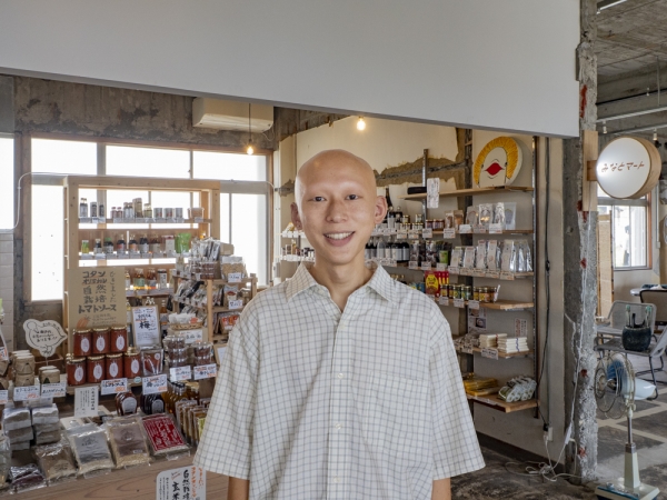 館内には共用の休憩スペースがたくさん配置されている。飲食店での食事はもちろん、休んだり話をしたりするだけでも利用できる